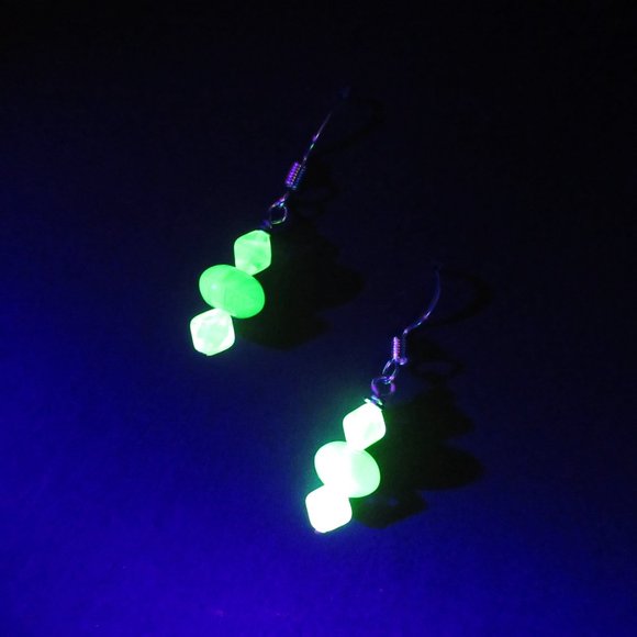 Uranium glass bead earrings - Picture 11 of 12